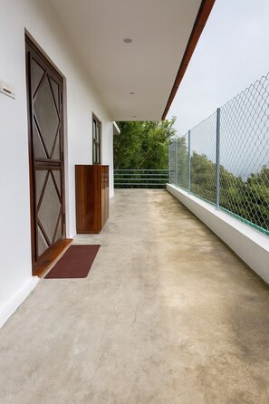Comfort-Apartment, Hügelblick | Terrasse/Patio