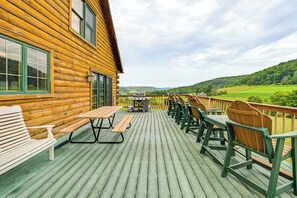 Outdoor dining - Game Room + Fire Pit: Sprawling Westfield Retreat! (Westfield)