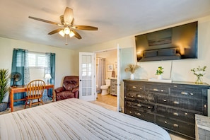 3 bedrooms, desk, travel cot, Internet