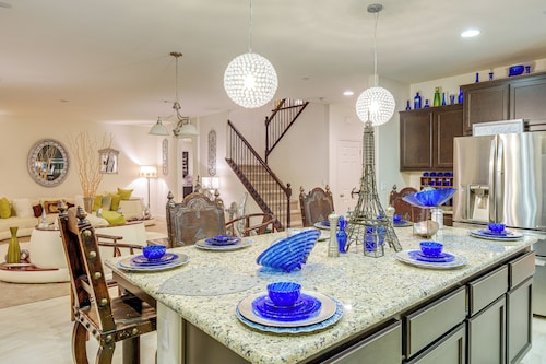 4 Mi to CSUB Campus: Spacious Home w/ Yard