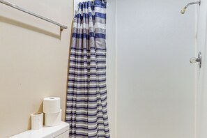 Towels - 5 Mi to Fort Bragg: Family Gem Near Parks & Trails (Fayetteville)