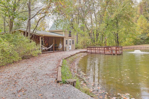 Romantic Pondside Escape: Country Cottage in Paris