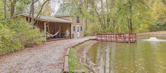 Romantic Pondside Escape: Country Cottage in Paris