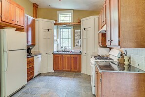 Fridge, microwave, stovetop, dishwasher