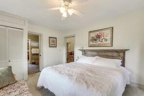 3 bedrooms, desk, internet, bed sheets