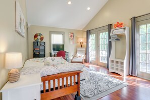 1 bedroom, Internet, bed sheets - Franklin Home w/ Deck, Creek Views: Walk to Shops (Franklin)
