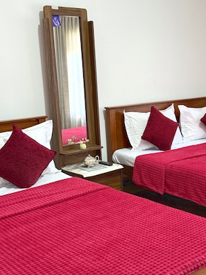 Superior-huone, useita sänkyjä, oma kylpyhuone, vuoristonäköala | Työpöytä