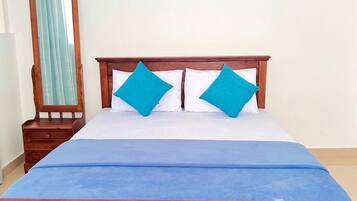 Deluxe Double Room, Private Bathroom | Desk