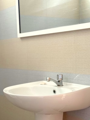 Superior Room, Multiple Beds, Private Bathroom, Mountain View | Bathroom | Shower, towels, soap, shampoo - Vilona Inn (Nuwara Eliya)