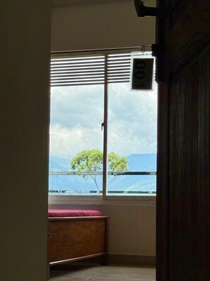 Habitación superior, varias camas, baño privado, vista a la montaña | Vista a la montaña