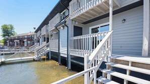 Un hotel sul lungomare con numerosi balconi e un molo che si protende nell'acqua.