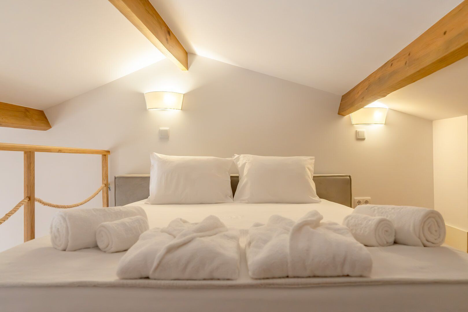 Tabla de planchar con plancha, internet y ropa de cama 