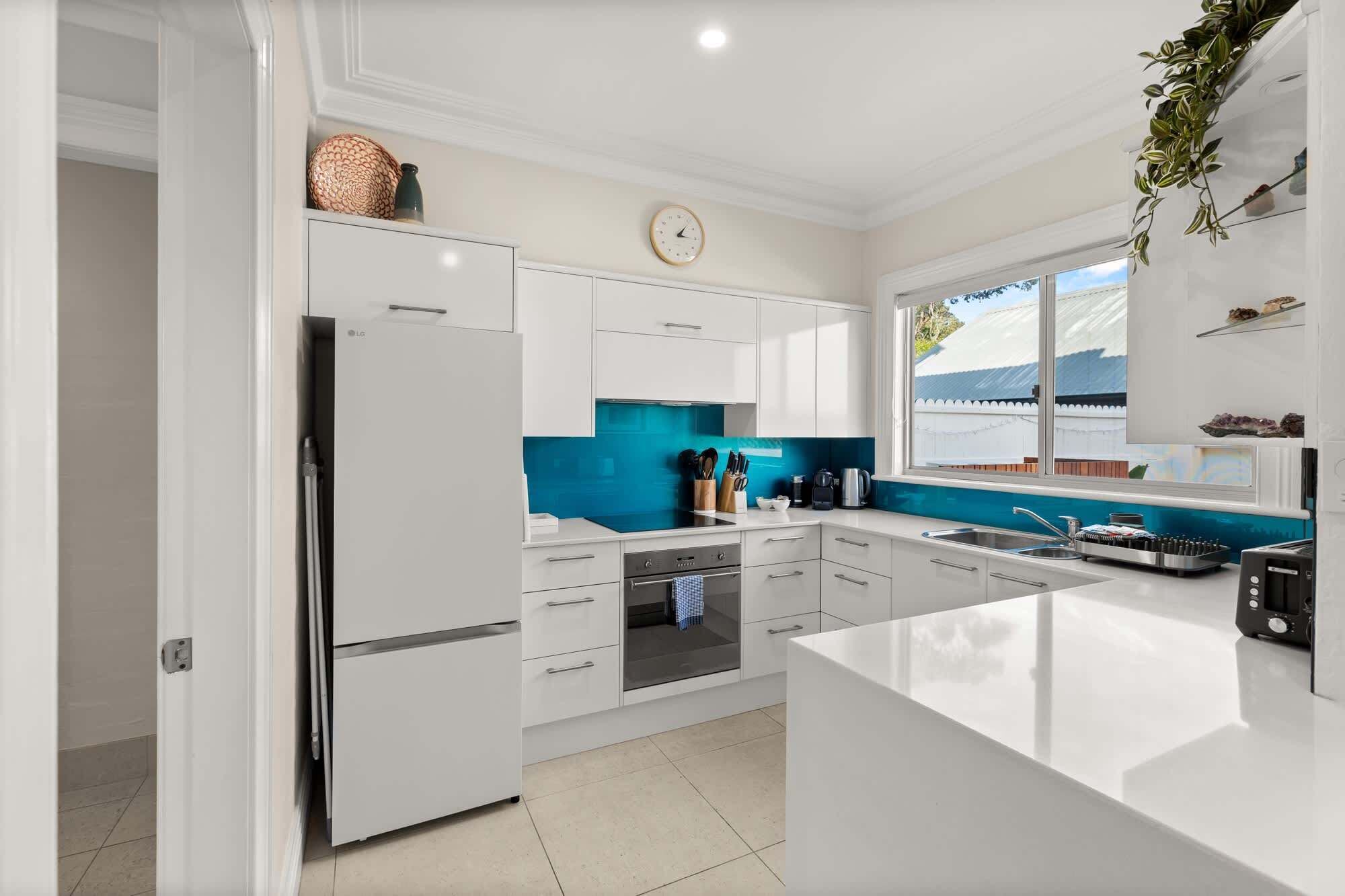 ثلاجة، ميكروويف، فرن، موقد طهي مسطح