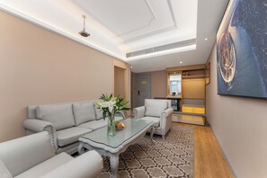 Executive Suite | Living area - Vienna International Hotel (Shanghai Pudong International Airport Branch) (Shanghai)