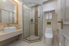 Superior Double Room | Bathroom | Shower, free toiletries, hair dryer, slippers - Vienna International Hotel (Shanghai Pudong International Airport Branch) (Shanghai)