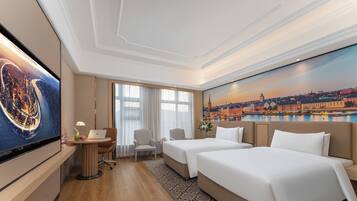 Escritorio, espacio para trabajar con laptop y cortinas blackout