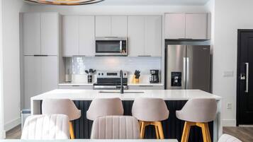 Geladeira, micro-ondas, fogão, cooktop