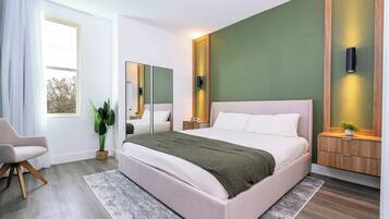 4 soverom, skrivebord, strykejern/-brett og reiseseng for barn