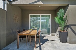 屋外ダイニングエリア