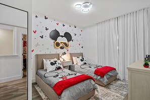 5 Schlafzimmer, Schreibtisch, Bügeleisen/Bügelbrett, Reisekinderbett