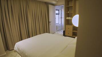 Comfort Suite, Lake View | Iron/ironing board, free WiFi