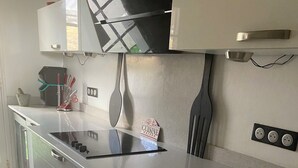 Kaffetrakter/tekoker, kjøleskap, mikrobølgeovn og ovn