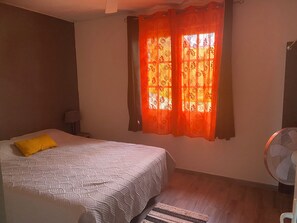 3 chambres, fer et planche à repasser, Wi-Fi gratuit, draps fournis