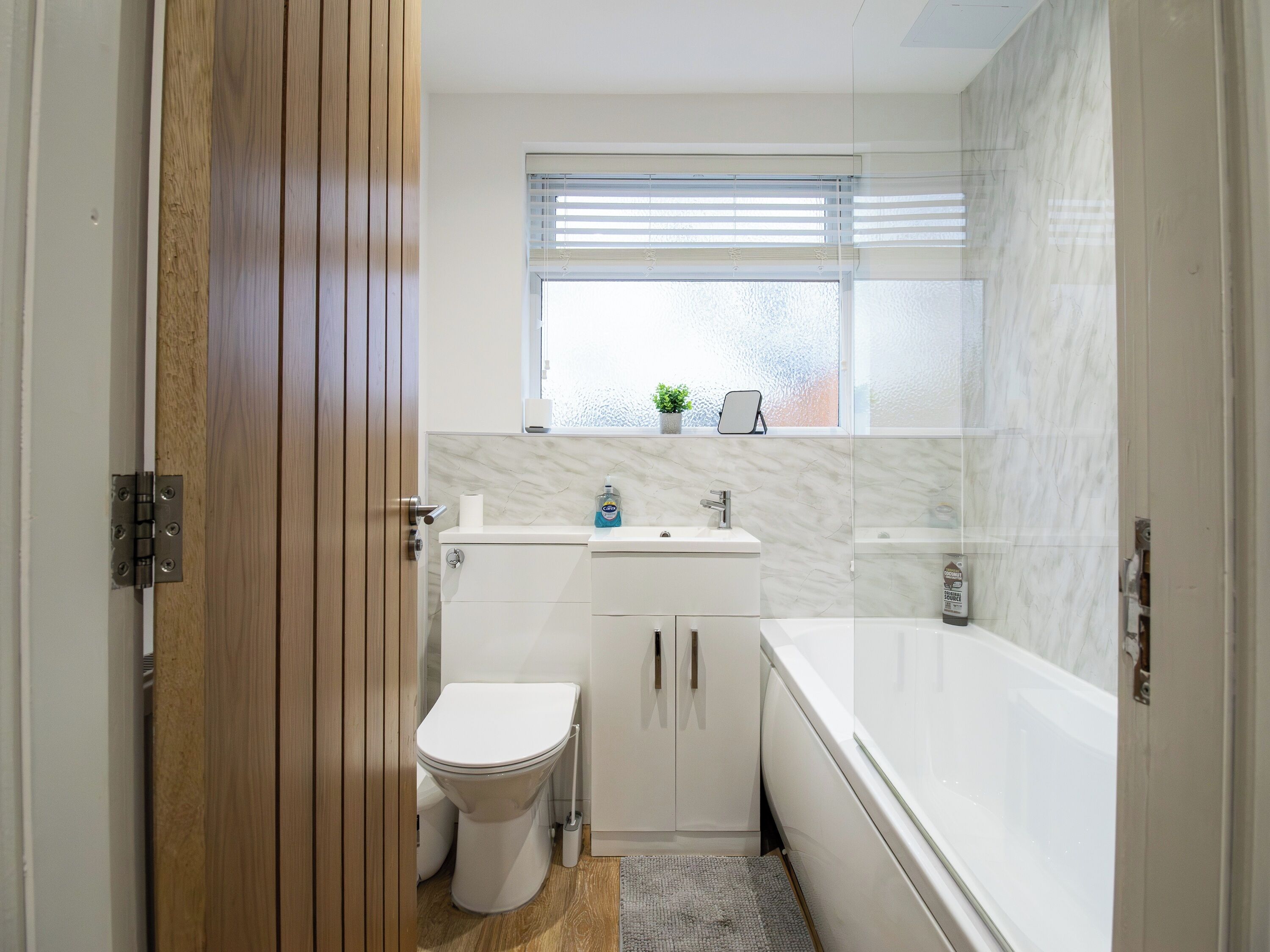 Une petite salle de bain comprenant des toilettes, un lavabo et une baignoire.