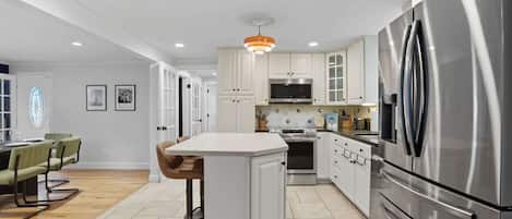 ثلاجة، ميكروويف، فرن، موقد طهي مسطح