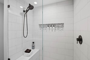 Dusche, Haartrockner, Handtücher