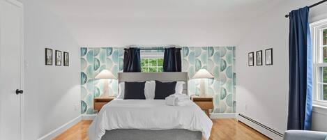 5 chambres, bureau, fer et planche à repasser, lit parapluie