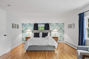 5 bedrooms, desk, iron/ironing board, travel crib