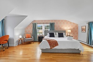 5 bedrooms, desk, iron/ironing board, travel cot