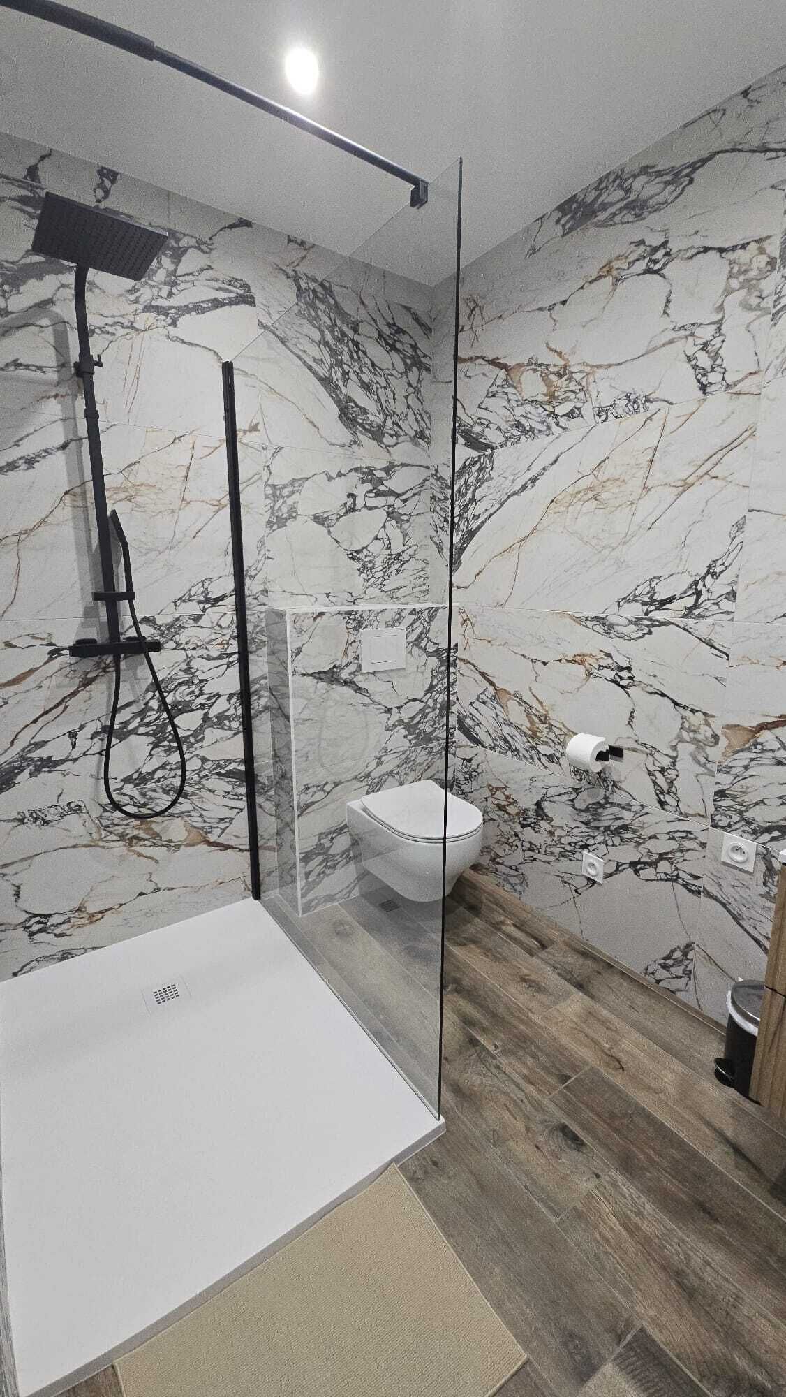 Een douche, een haardroger, toiletpapier