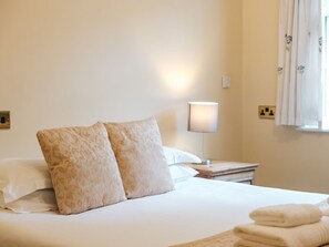 2 عدّة غرف نوم وواي فاي مجانًا وملاءات أسرّة