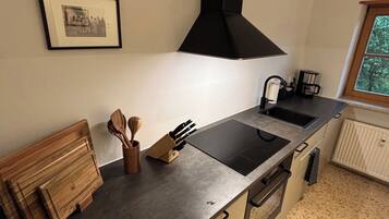 Frigorífico, horno, placa de cocina y lavavajillas