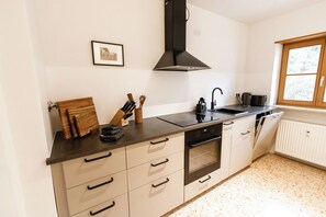 Fridge, oven, stovetop, dishwasher