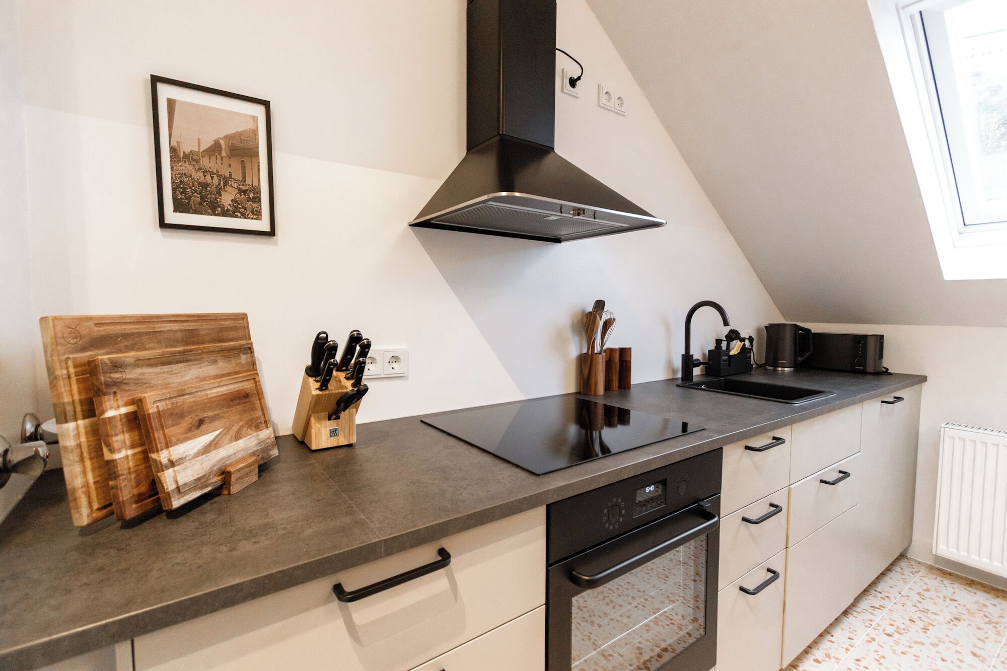 Réfrigérateur, un four, surface de cuisson, lave-vaisselle