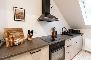 Een koelkast, een oven, een kookplaat, een vaatwasser