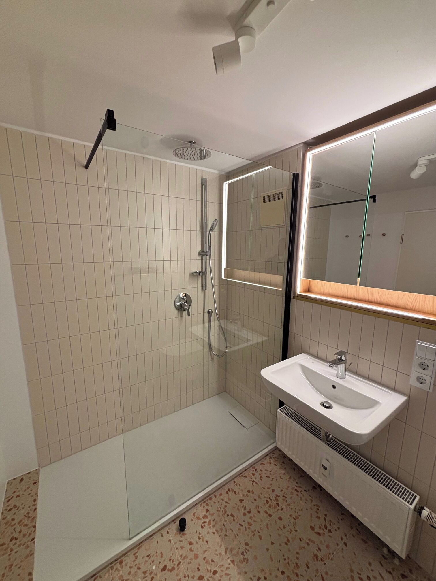 Douche, sèche-cheveux, serviettes fournies