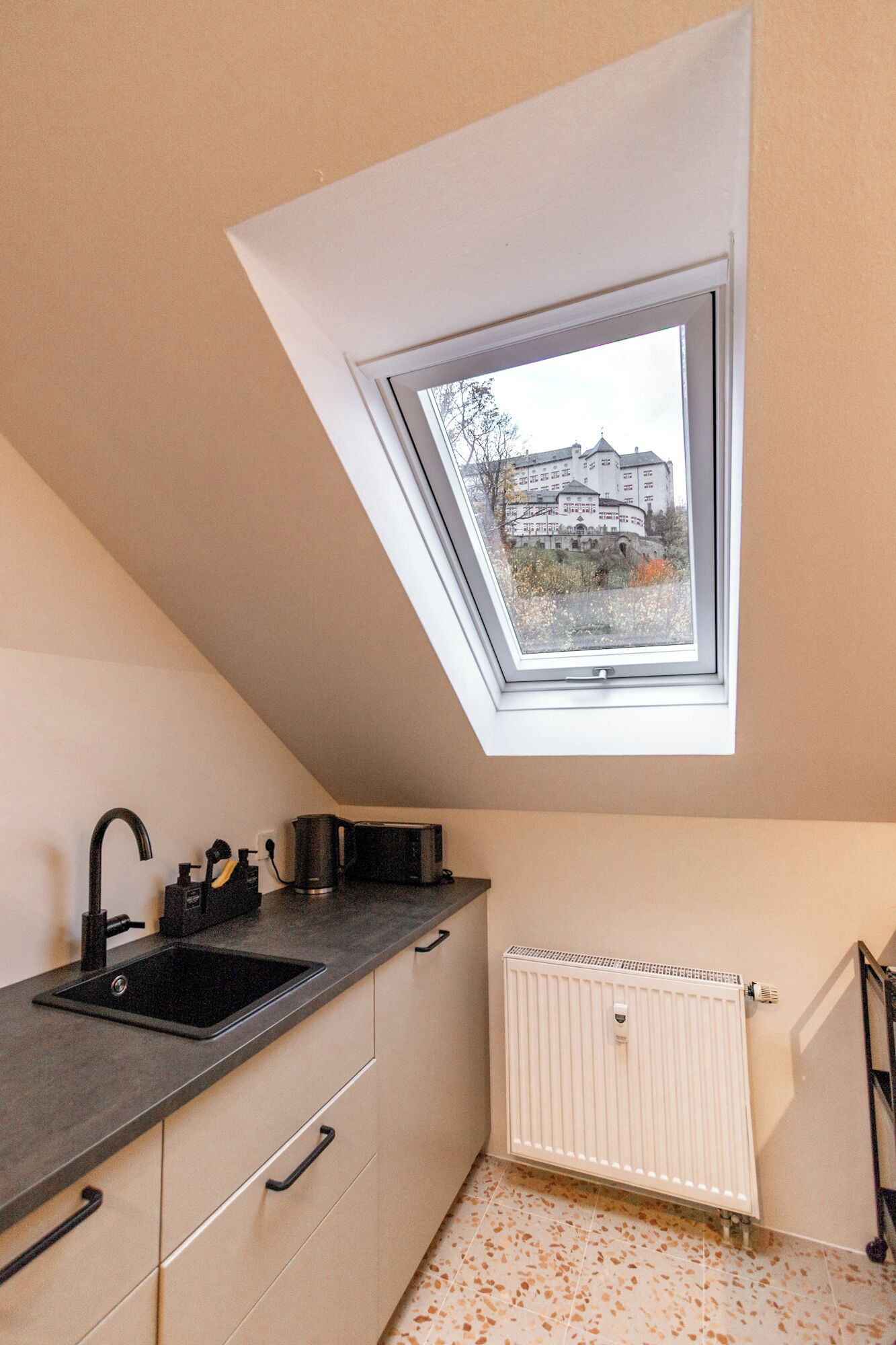 Réfrigérateur, un four, surface de cuisson, lave-vaisselle