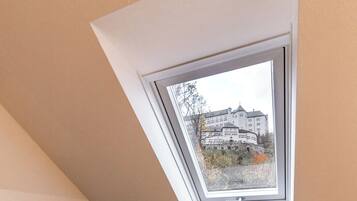 Réfrigérateur, un four, surface de cuisson, lave-vaisselle