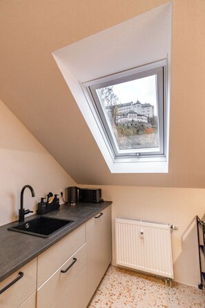 Een koelkast, een oven, een kookplaat, een vaatwasser