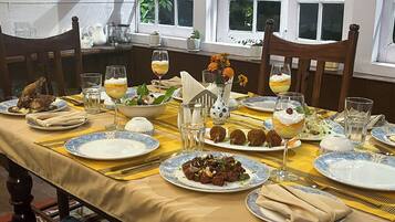 Comida y bebida