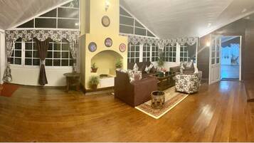 Superior Quadruple Room, Mountain View | Living area