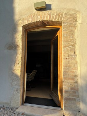 Exterior detail - Beautiful sheepfold in a natural setting (Séguret)