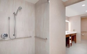 Een haardroger, handdoeken