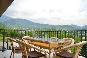Outdoor dining - Almaty Highlands Getaway-Rodnik Chalet. Mountain View (Besqaynar)
