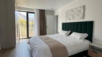 9 bedrooms, iron/ironing board, WiFi, bed sheets