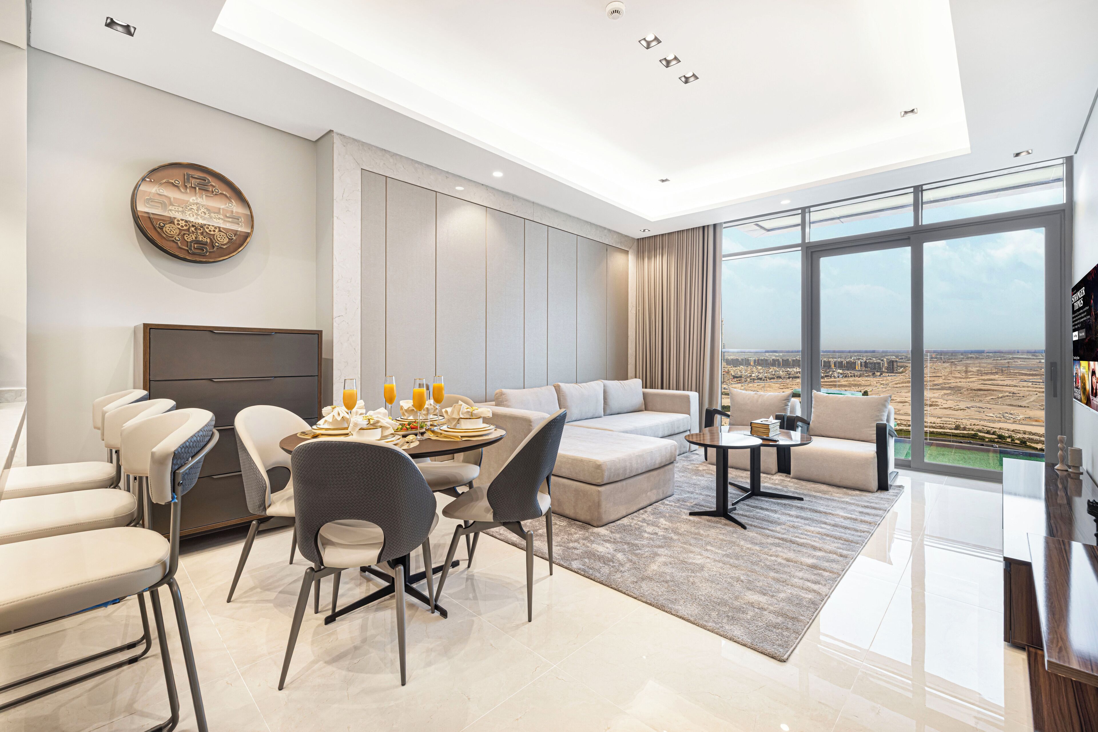 TV de plasma 50 polegadas com canais via satélite, brinquedos, livros